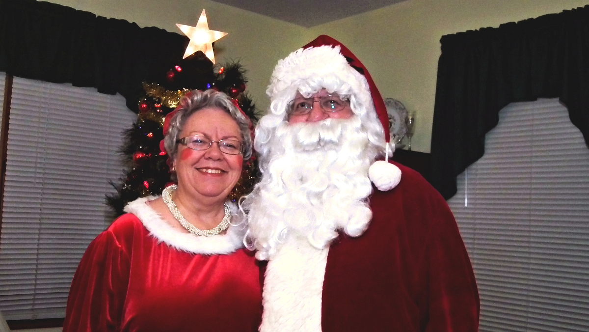 2012-12-09-HS10-06 Mr - Mrs Santa-p1